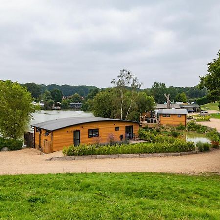 Sumners Ponds Fishery & Campsite Hotell Horsham Eksteriør bilde
