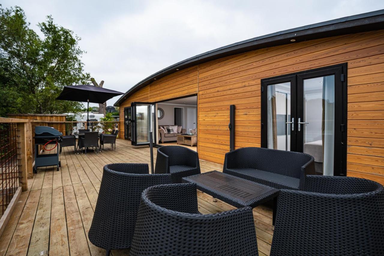 Sumners Ponds Fishery & Campsite Hotell Horsham Eksteriør bilde