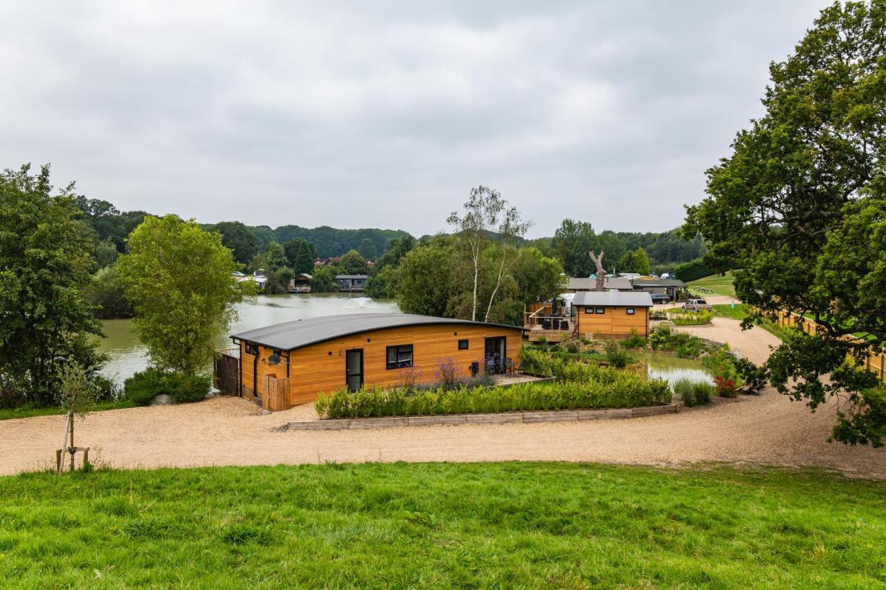 Sumners Ponds Fishery & Campsite Hotell Horsham Eksteriør bilde