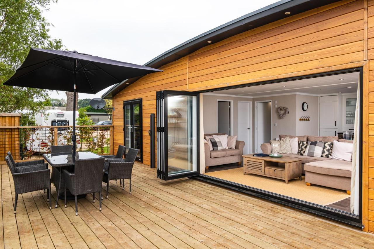 Sumners Ponds Fishery & Campsite Hotell Horsham Eksteriør bilde