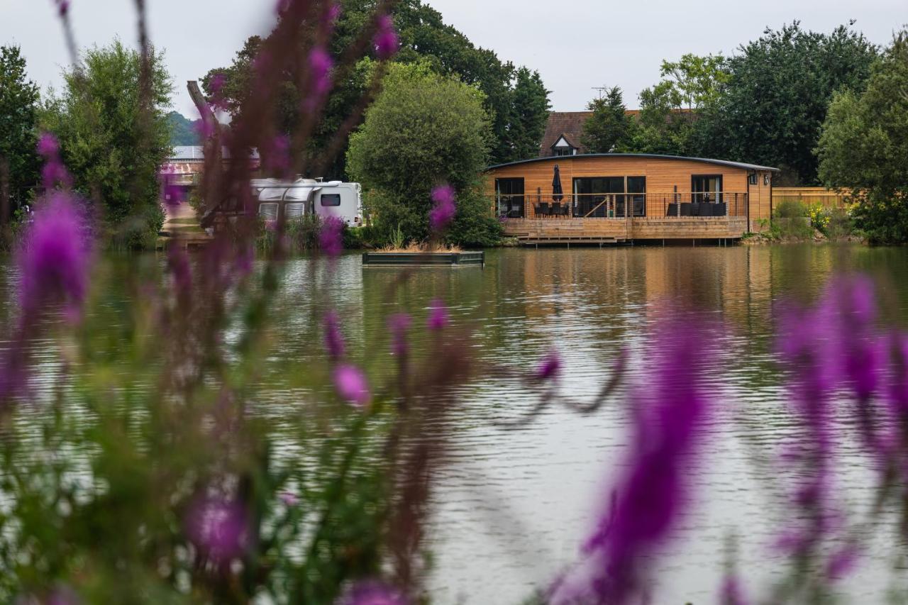 Sumners Ponds Fishery & Campsite Hotell Horsham Eksteriør bilde