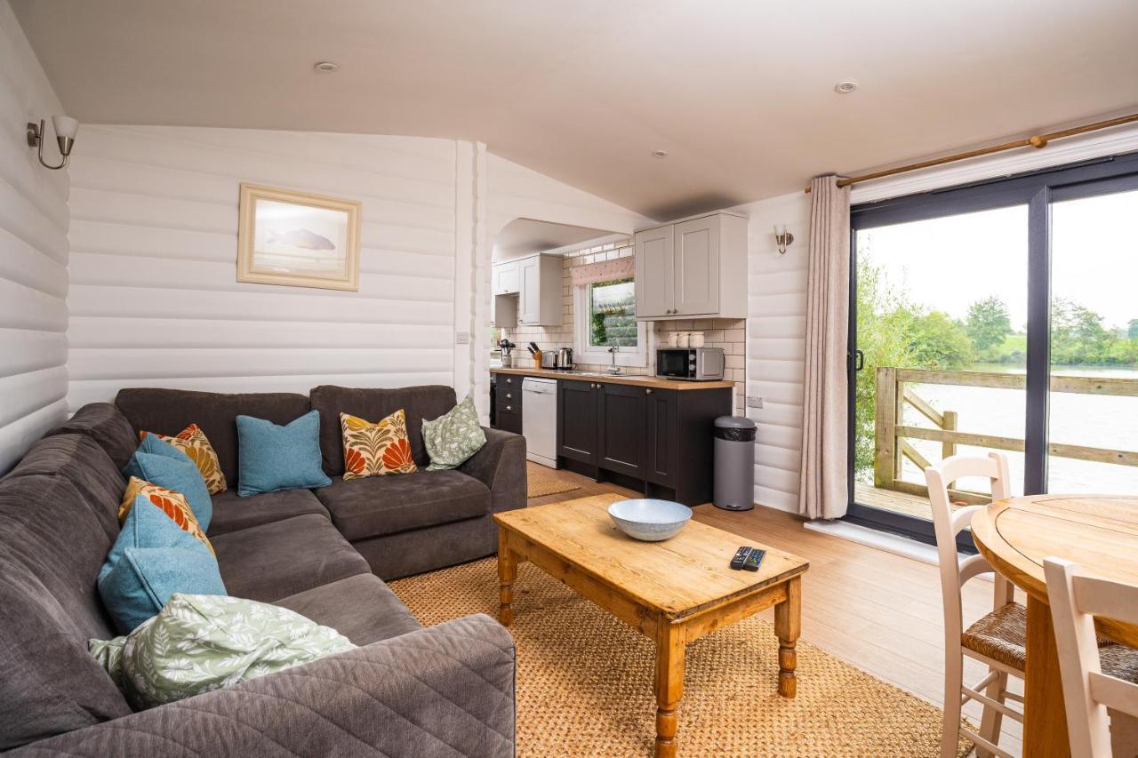 Sumners Ponds Fishery & Campsite Hotell Horsham Eksteriør bilde