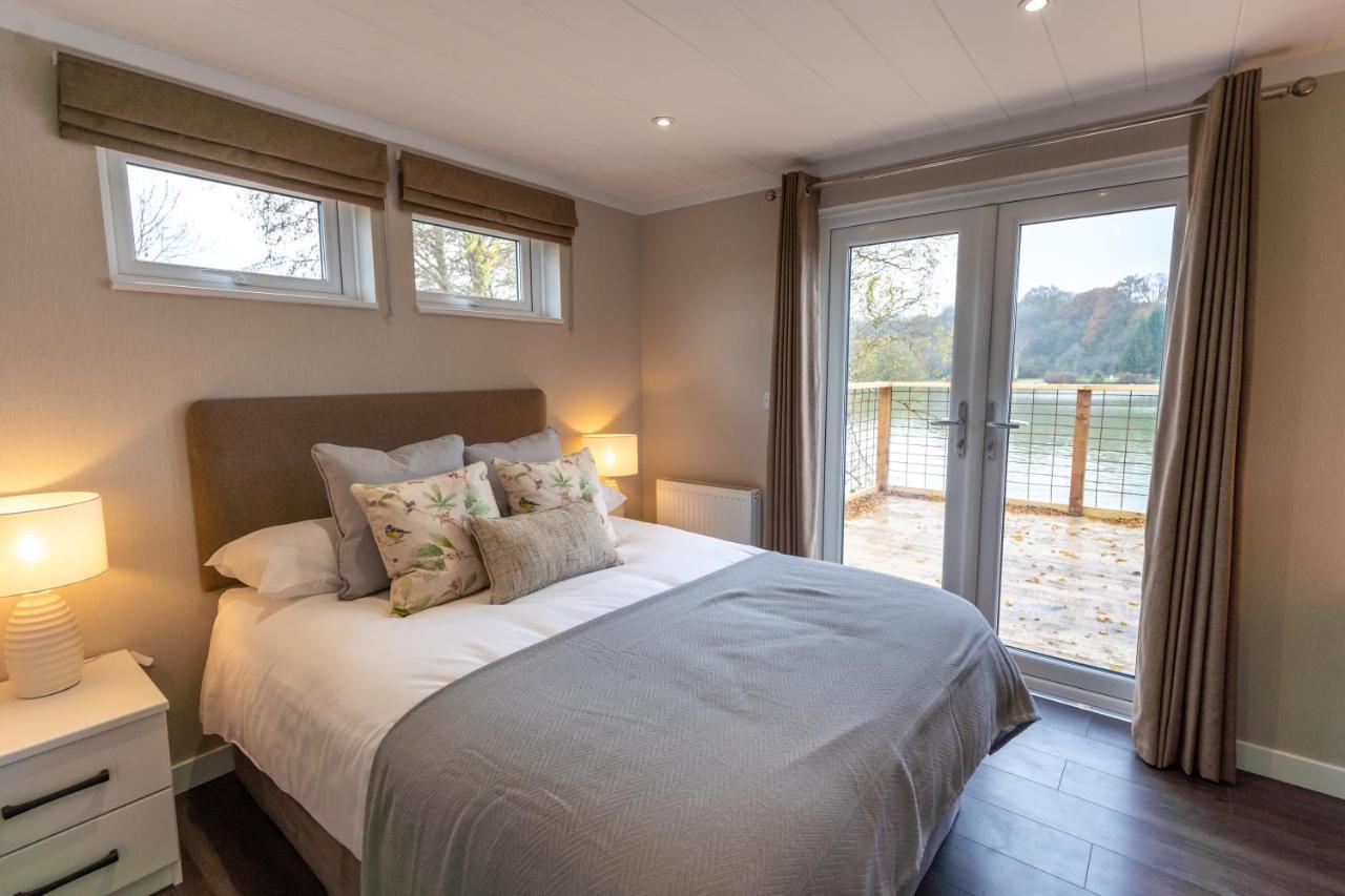 Sumners Ponds Fishery & Campsite Hotell Horsham Eksteriør bilde