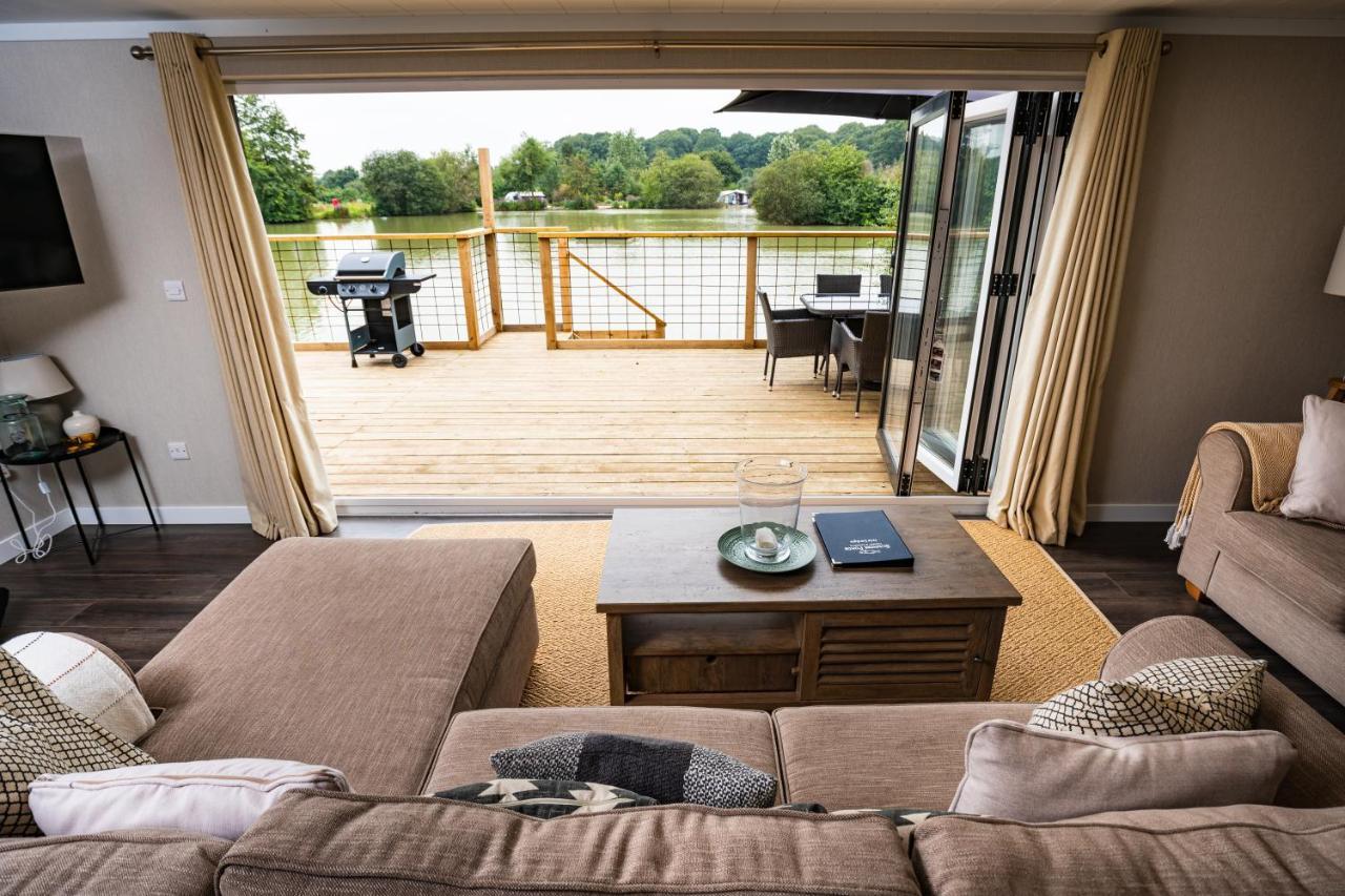 Sumners Ponds Fishery & Campsite Hotell Horsham Eksteriør bilde