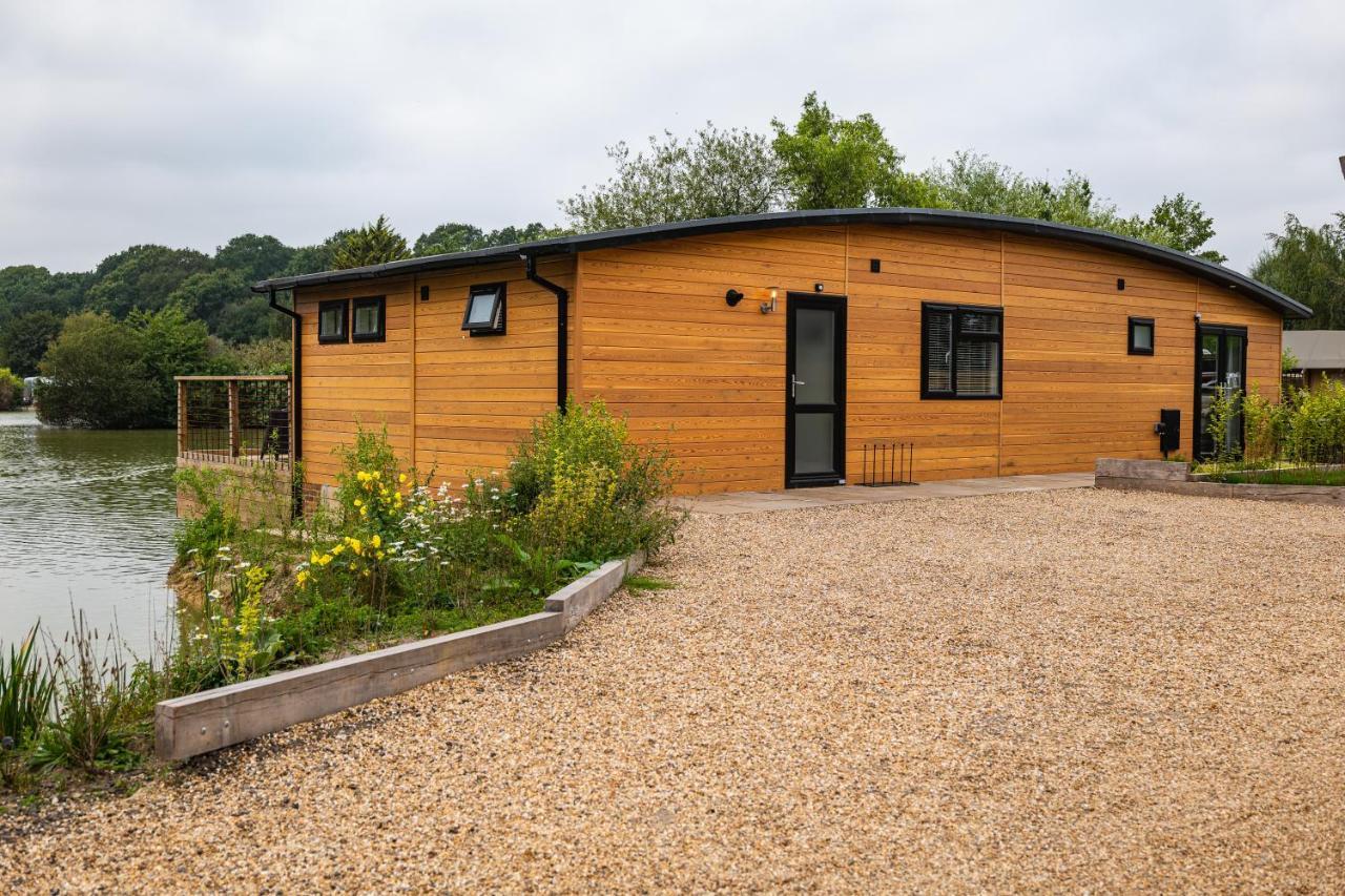 Sumners Ponds Fishery & Campsite Hotell Horsham Eksteriør bilde