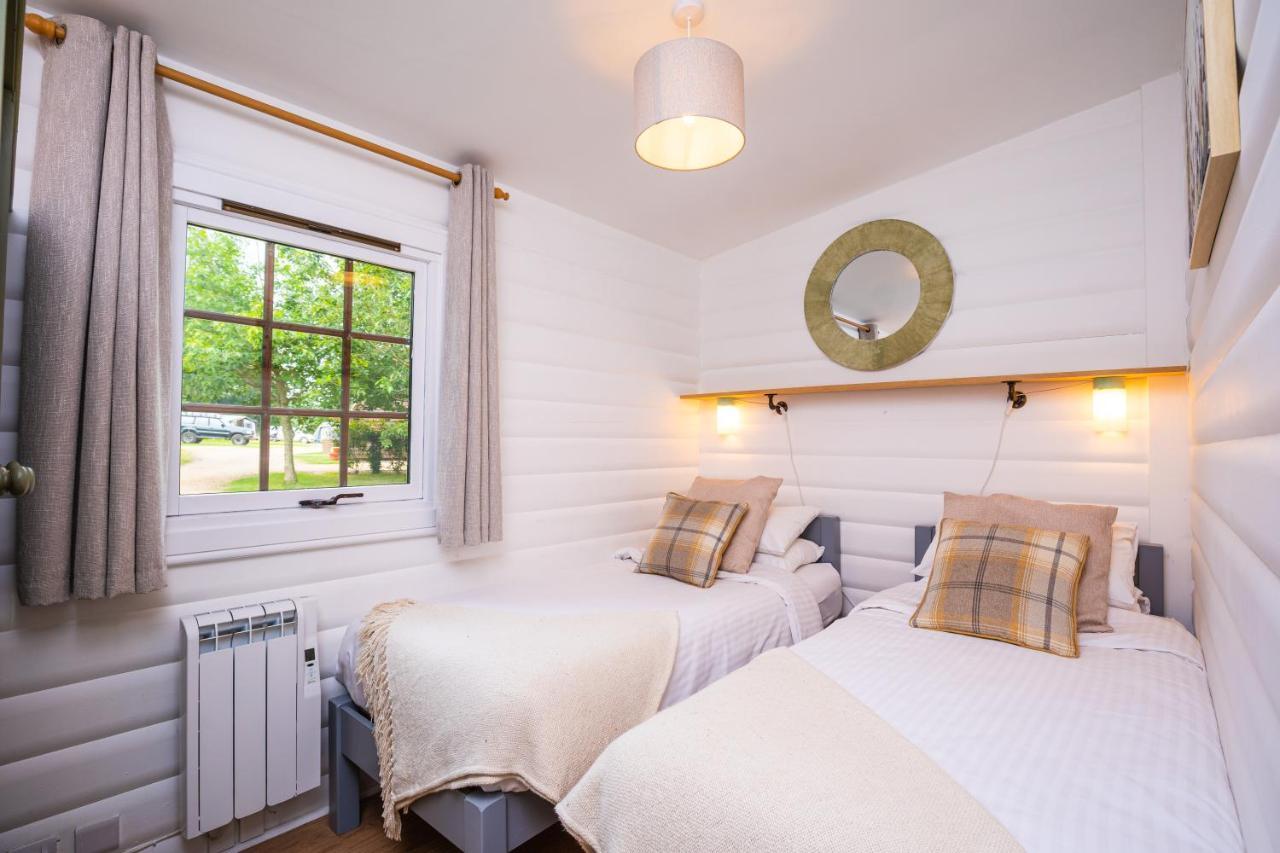Sumners Ponds Fishery & Campsite Hotell Horsham Eksteriør bilde