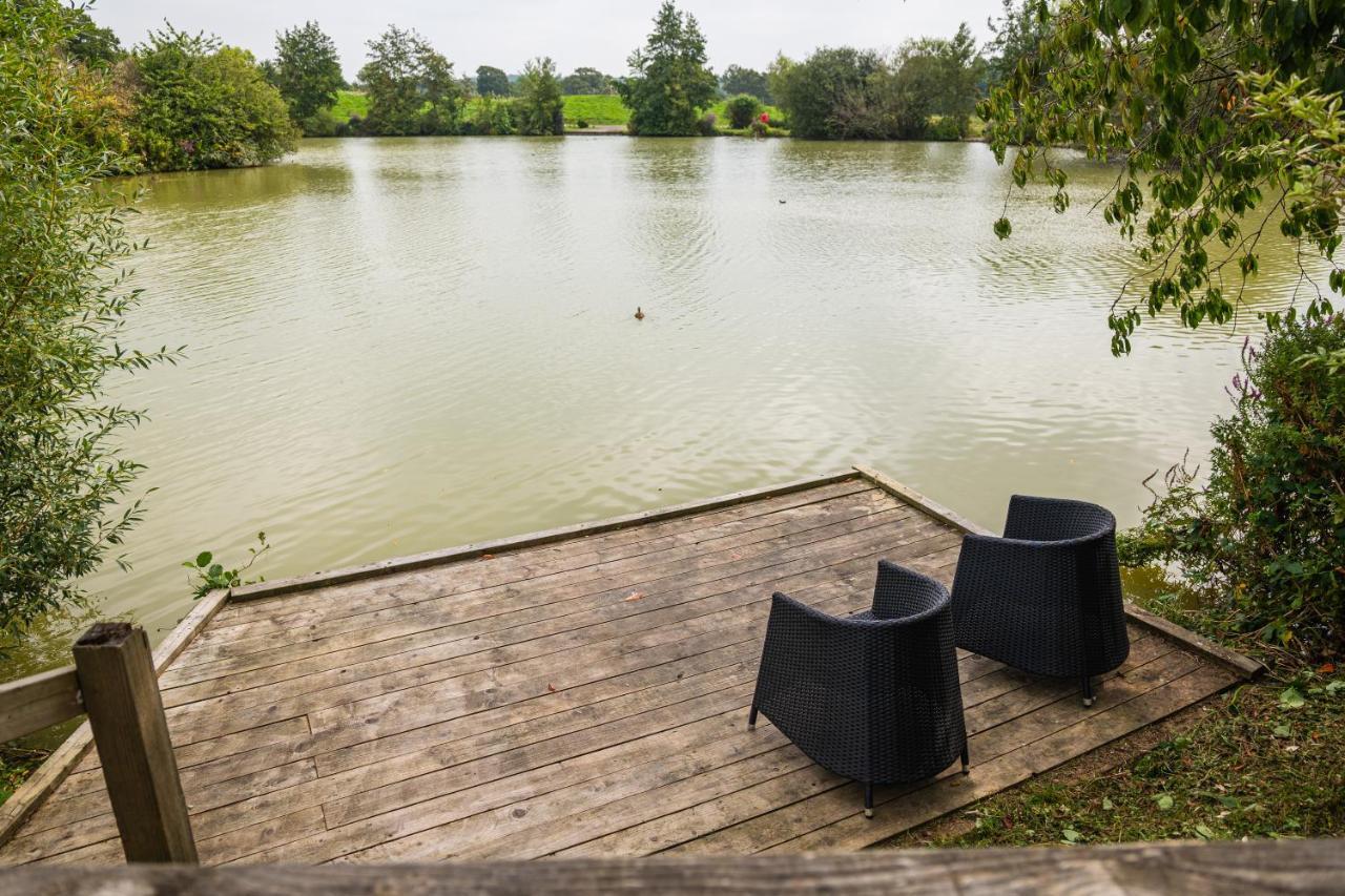 Sumners Ponds Fishery & Campsite Hotell Horsham Eksteriør bilde