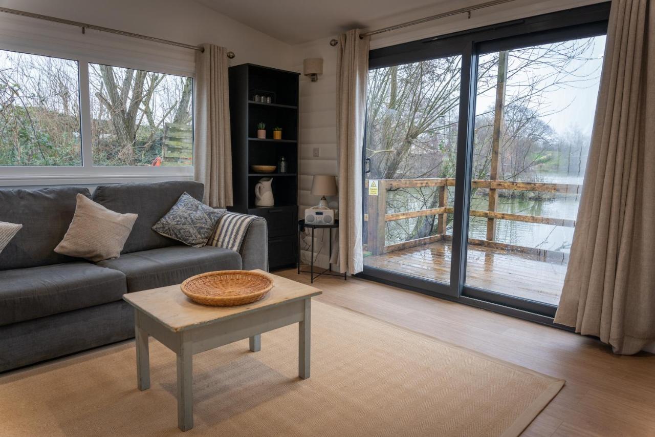 Sumners Ponds Fishery & Campsite Hotell Horsham Eksteriør bilde