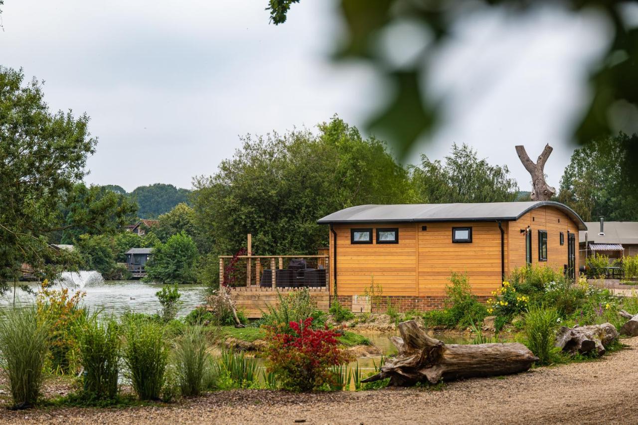 Sumners Ponds Fishery & Campsite Hotell Horsham Eksteriør bilde