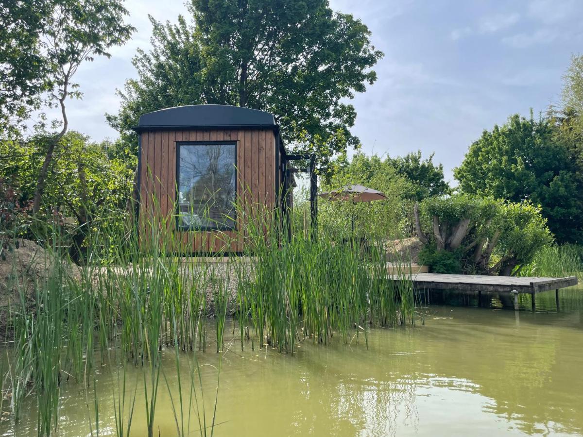 Sumners Ponds Fishery & Campsite Hotell Horsham Eksteriør bilde