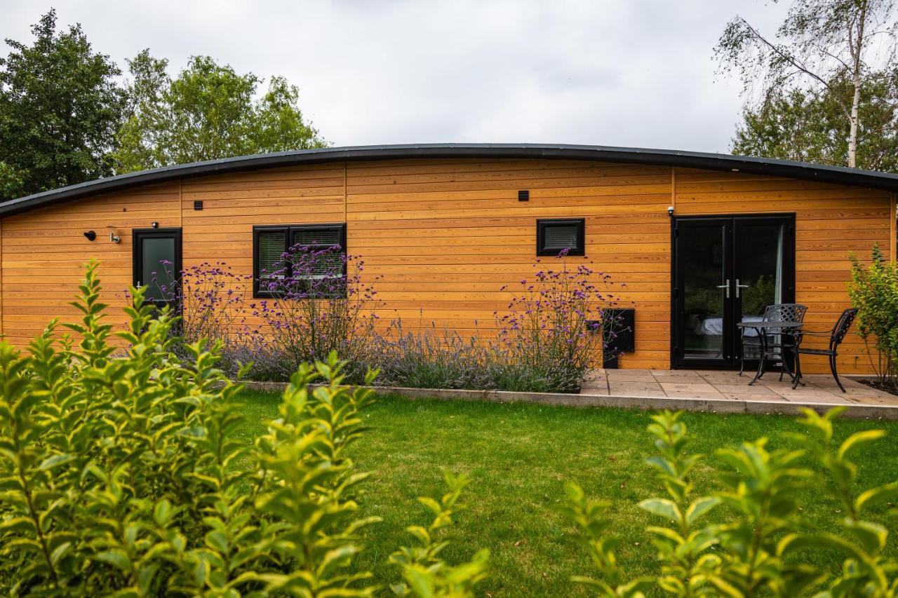 Sumners Ponds Fishery & Campsite Hotell Horsham Eksteriør bilde