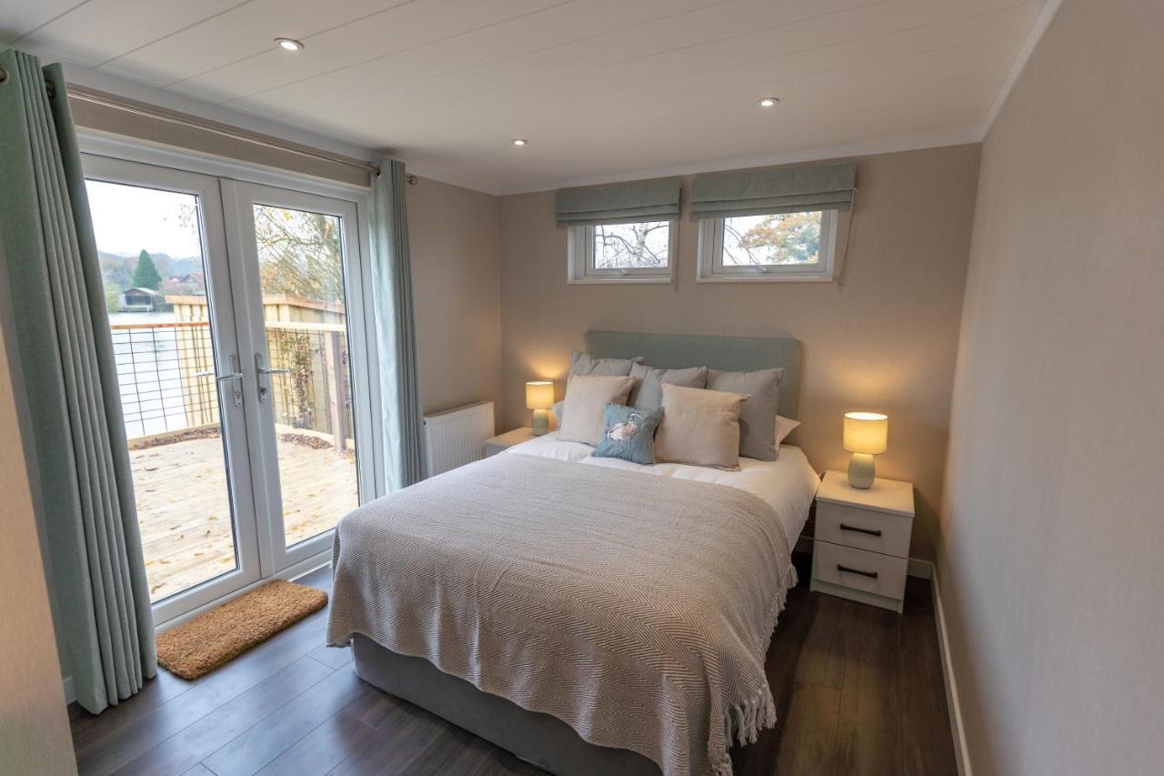 Sumners Ponds Fishery & Campsite Hotell Horsham Eksteriør bilde