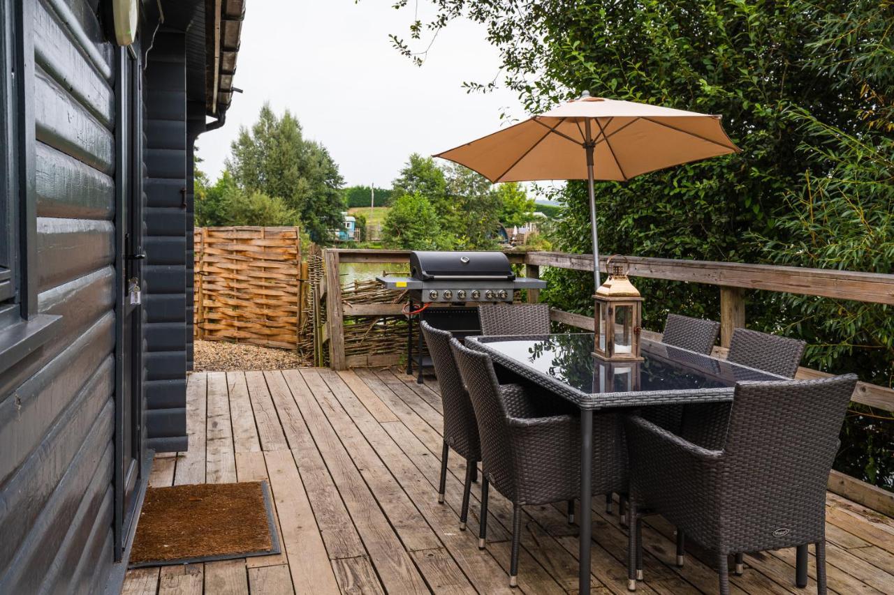 Sumners Ponds Fishery & Campsite Hotell Horsham Eksteriør bilde