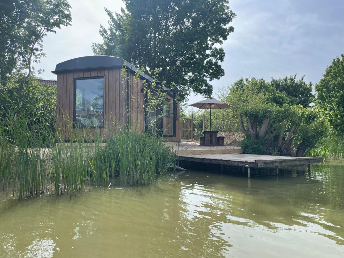 Sumners Ponds Fishery & Campsite Hotell Horsham Eksteriør bilde