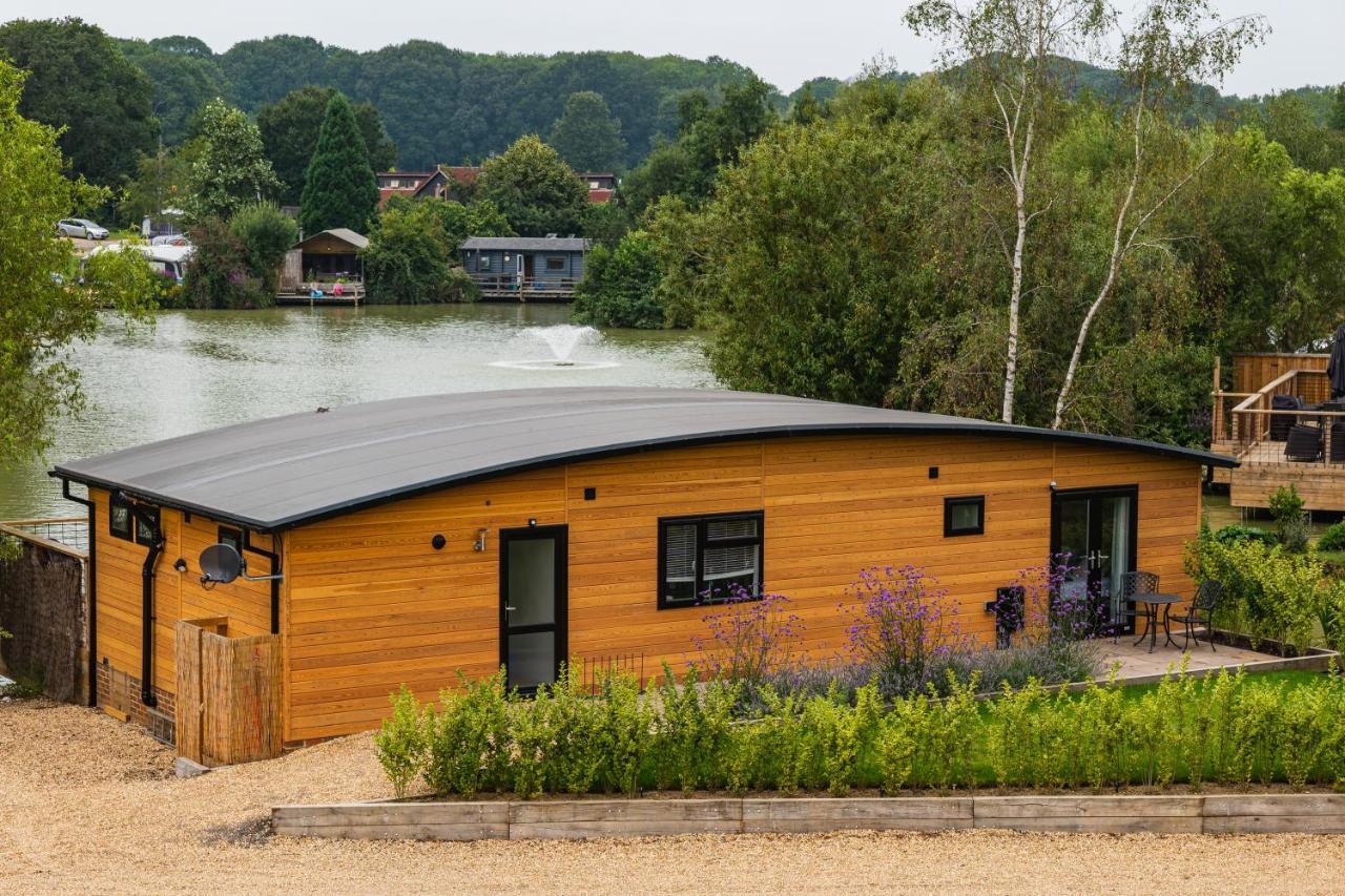 Sumners Ponds Fishery & Campsite Hotell Horsham Eksteriør bilde