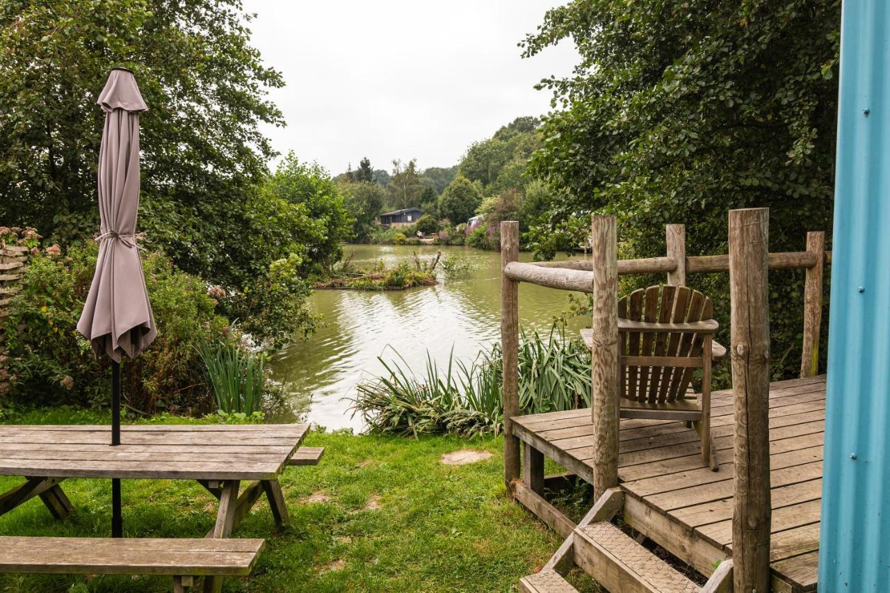 Sumners Ponds Fishery & Campsite Hotell Horsham Eksteriør bilde