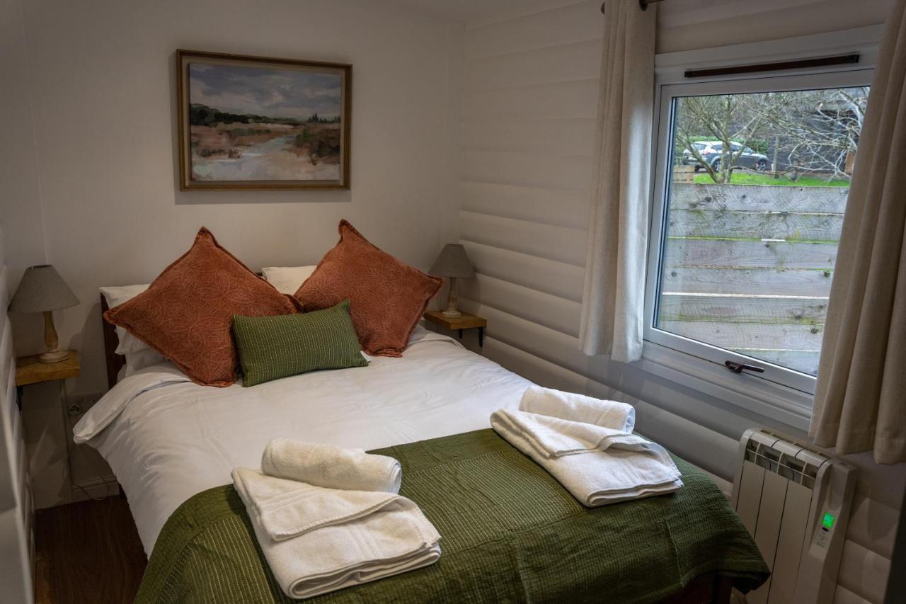 Sumners Ponds Fishery & Campsite Hotell Horsham Eksteriør bilde
