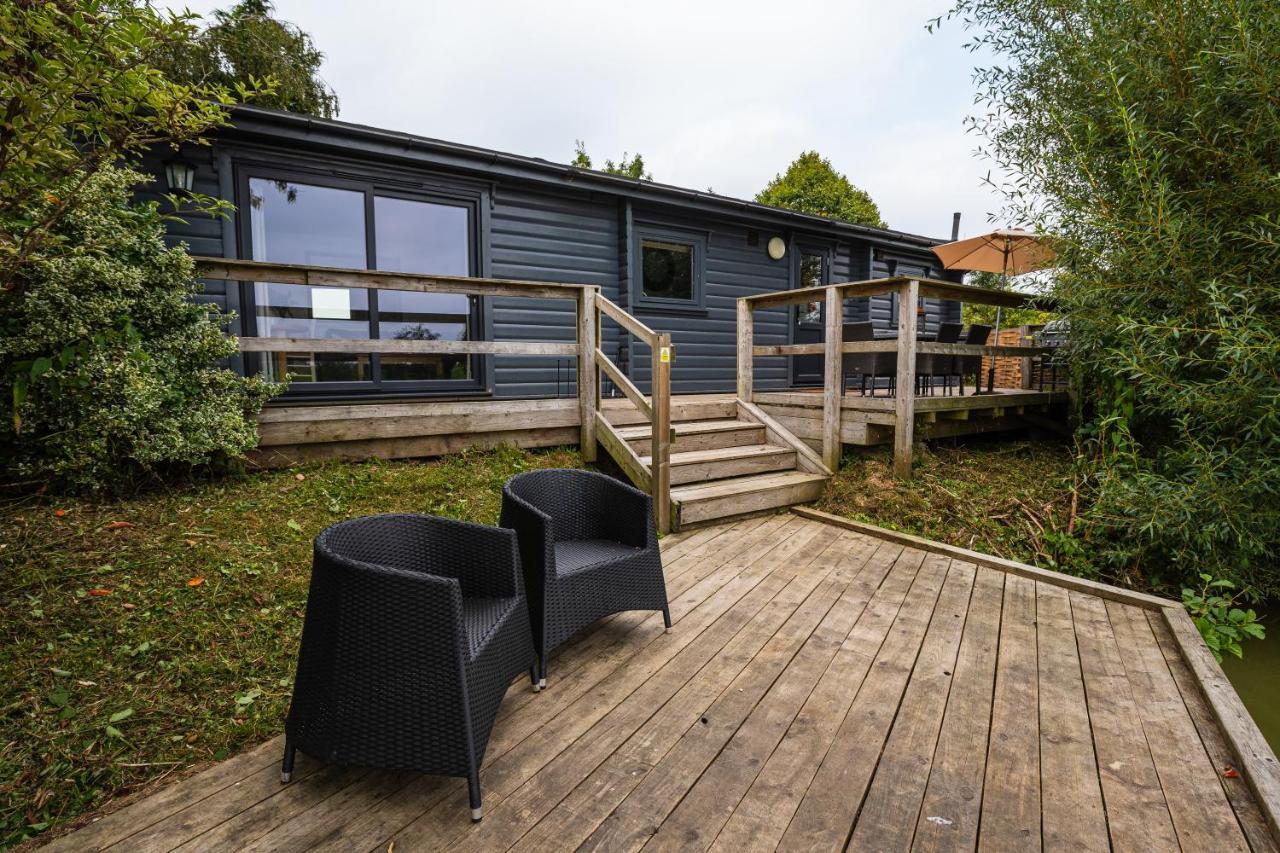 Sumners Ponds Fishery & Campsite Hotell Horsham Eksteriør bilde