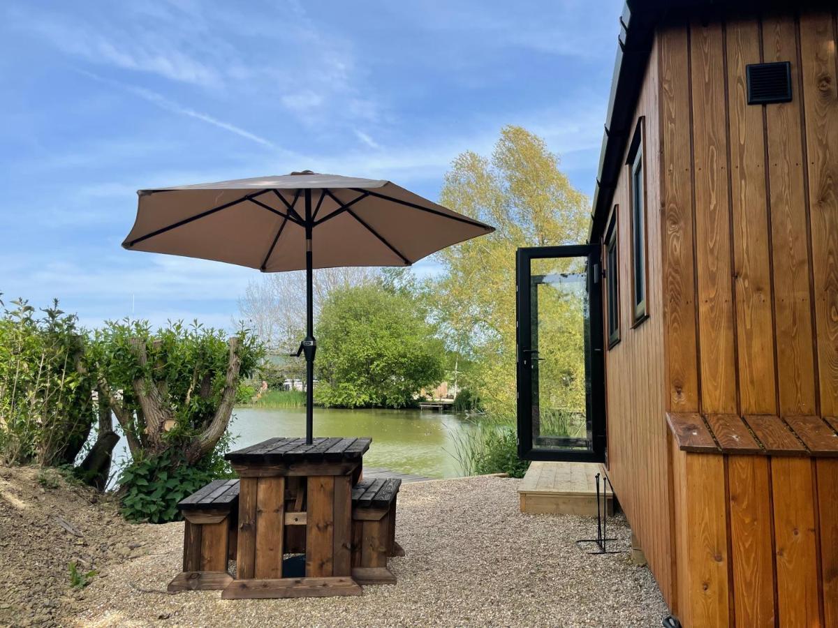 Sumners Ponds Fishery & Campsite Hotell Horsham Eksteriør bilde