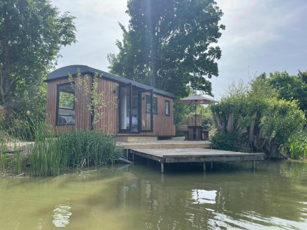 Sumners Ponds Fishery & Campsite Hotell Horsham Eksteriør bilde