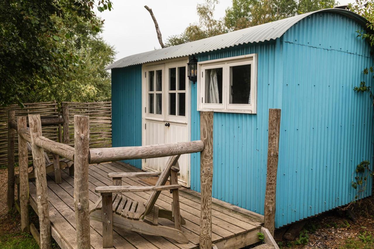 Sumners Ponds Fishery & Campsite Hotell Horsham Eksteriør bilde