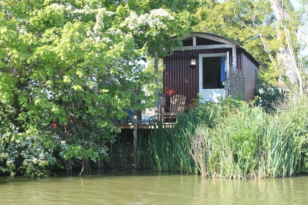 Sumners Ponds Fishery & Campsite Hotell Horsham Eksteriør bilde