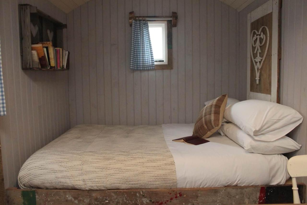 Sumners Ponds Fishery & Campsite Hotell Horsham Eksteriør bilde