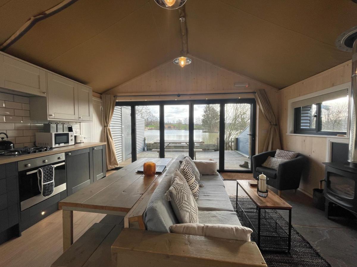 Sumners Ponds Fishery & Campsite Hotell Horsham Eksteriør bilde