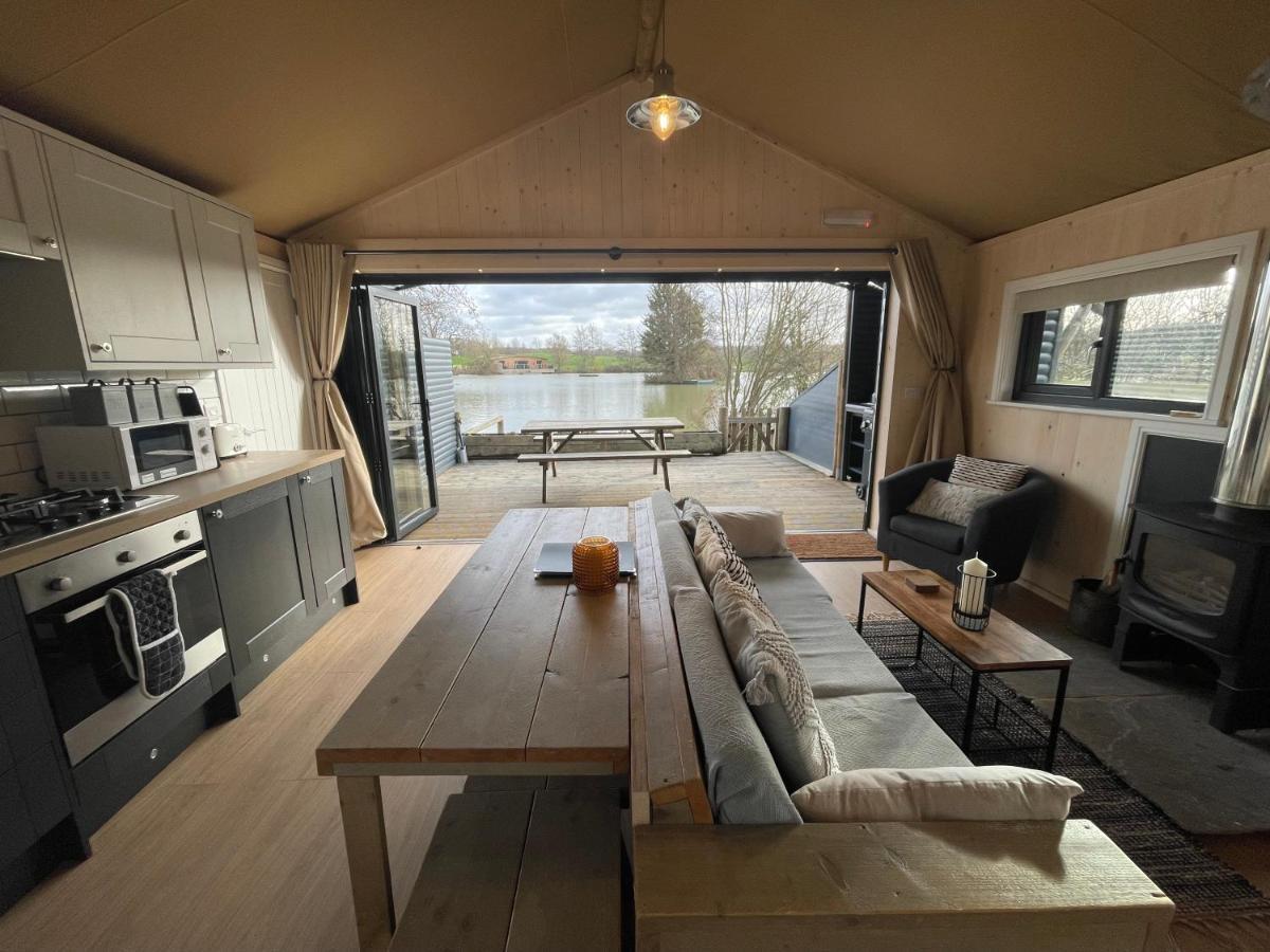 Sumners Ponds Fishery & Campsite Hotell Horsham Eksteriør bilde
