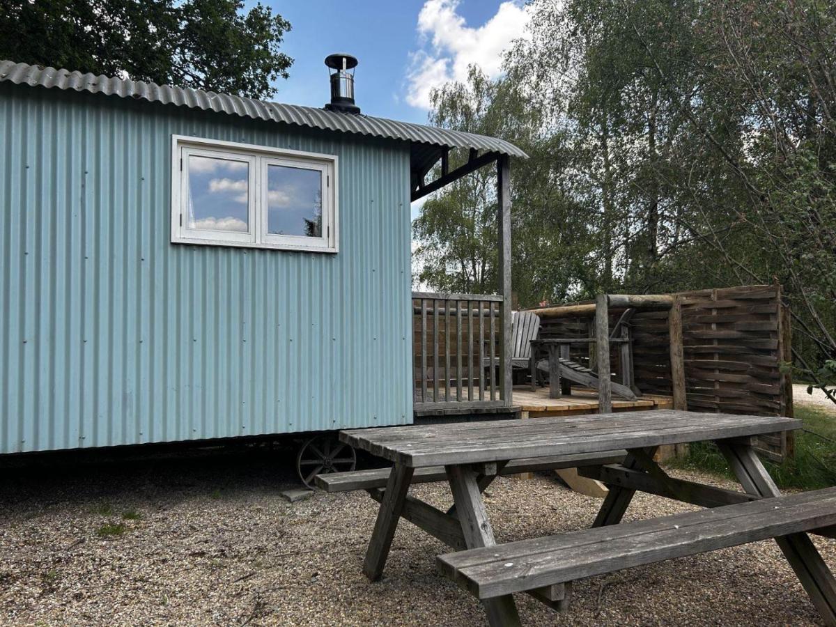 Sumners Ponds Fishery & Campsite Hotell Horsham Eksteriør bilde