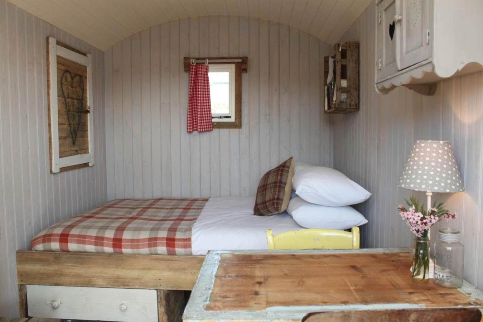 Sumners Ponds Fishery & Campsite Hotell Horsham Eksteriør bilde